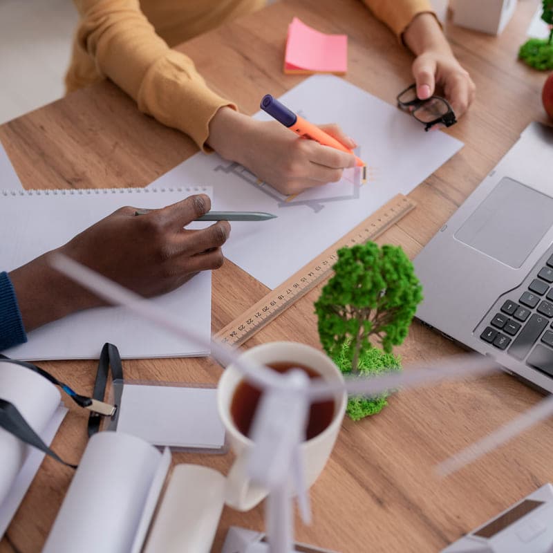 Foto van teamoverleg over energie-efficiëntie en EPC-normen